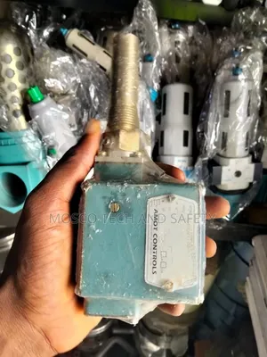 AMOT Controls Model 4140 Pressure/Temperature Switch