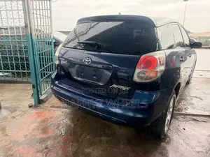 Toyota Matrix Hatchback FWD (1.8L 4cyl 5M) 2005 Blue