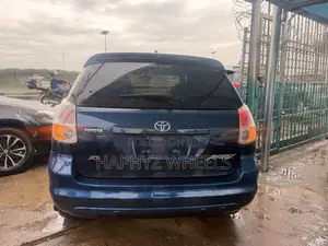 Toyota Matrix Hatchback FWD (1.8L 4cyl 5M) 2005 Blue
