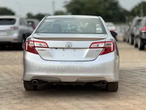 Toyota Camry SE V6 4dr Sedan (3.5L 6cyl 6A) 2013 Silver