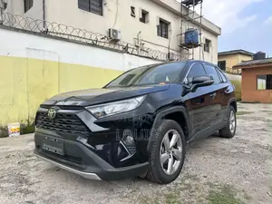 Toyota RAV4 XLE FWD 2023 White
