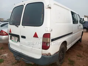 Toyota HiAce 2000 White