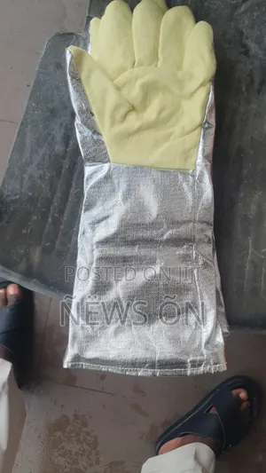 Gloves Feature a High-Temperature Resistant Aluminum Foil