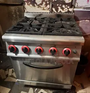 Commercial 4 Burner Gas Cooker With Oven – Fairly Used