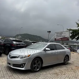 Toyota Camry SE 4dr Sedan w/Prod. End 11/13 (2.5L 4cyl 6A) 2014 Silver