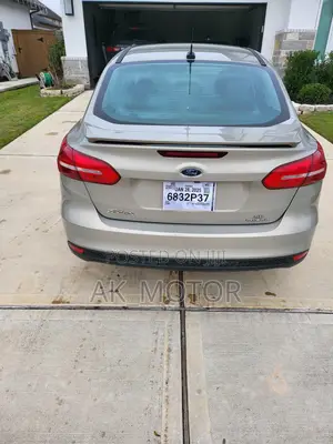 Ford Focus SE 4dr Sedan (2.0L 4cyl 5M) 2015 Gold