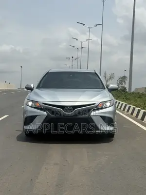 Toyota Camry SE FWD (2.5L 4cyl 8AM) 2018 Silver