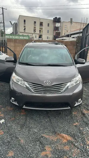 Toyota Sienna 2013 Brown