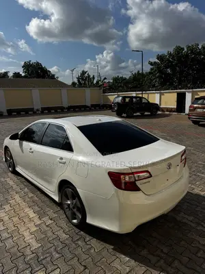 Toyota Camry SE 4dr Sedan (2.5L 4cyl 6A) 2012 White