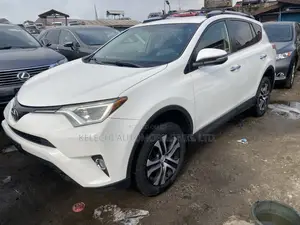 Toyota RAV4 LE FWD (2.5L 4cyl 6A) 2016 White