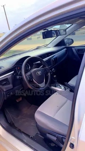 Toyota Corolla LE Premium 4dr Sedan (1.8L 4cyl CVT) 2015 Silver