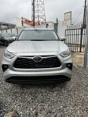 Toyota Highlander XLE 2022 Beige