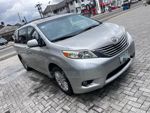 Toyota Sienna 2011 Silver