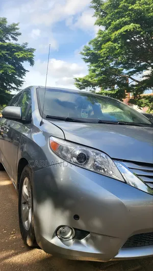Toyota Sienna 2012 Silver