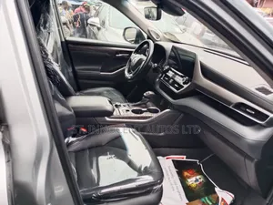 Toyota Highlander 2022 Silver