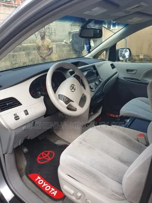 Toyota Sienna 2011 Silver
