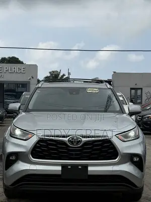 Toyota Highlander XLE 2021 Silver