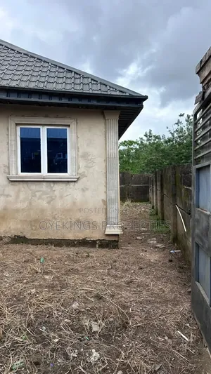 6bdrm Bungalow in Elenusoso, Oluyole for sale