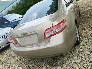 Toyota Camry LE 4dr Sedan (2.5L 4cyl 6A) 2012 Gold