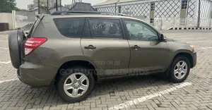 Toyota RAV4 2010 Gold