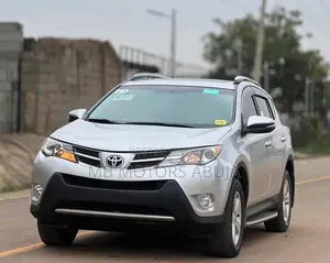 Toyota RAV4 XLE 4dr SUV (2.5L 4cyl 6A) 2015 Silver