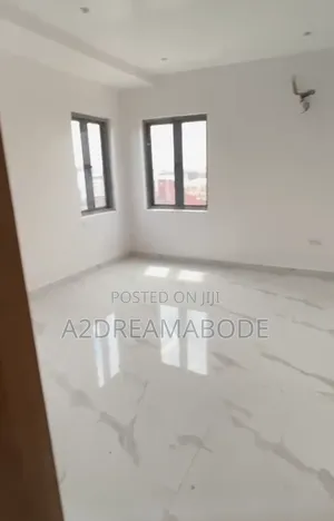3bdrm Apartment in Yaba, Alagomeji for rent