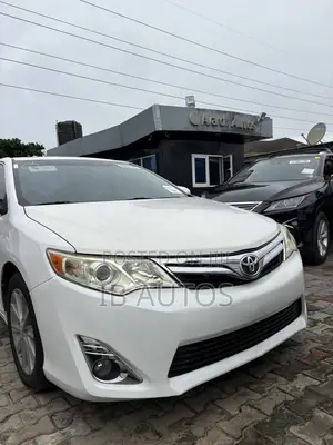 Toyota Camry XLE 4dr Sedan (2.5L 4cyl 6A) 2013 White