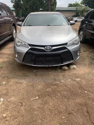 Toyota Camry SE 4dr Sedan (2.5L 4cyl 6A) 2017 Gold