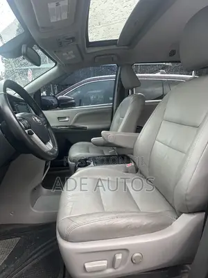 Toyota Sienna XLE AWD (3.5L 6cyl 8A) 2018 Black