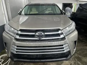 Toyota Highlander XLE 4dr SUV AWD (3.5L 6cyl 6A) 2015 Gold