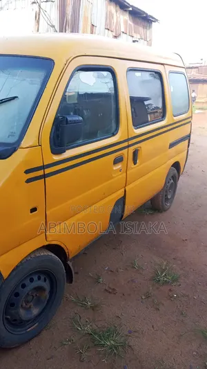 Isuzu AVR 2014 Yellow