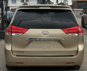 Toyota Sienna XLE 7-Passenger 4dr Minivan AWD (3.5L 6cyl 6A) 2014 Gold