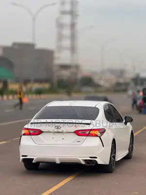 Toyota Camry SE (2.5L 4cyl 8A) 2019 White