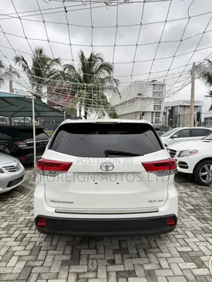 Toyota Highlander XLE 4x4 V6 (3.5L 6cyl 8A) 2017 White