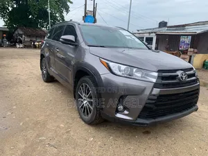 Toyota Highlander SE 2019 Gray