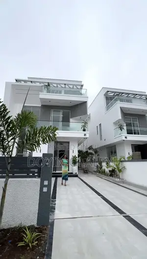 5bdrm Duplex in Osapa london for sale