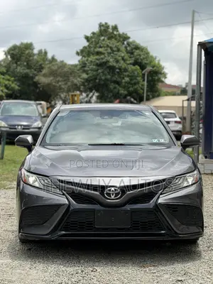 Toyota Camry SE 2021 Gray