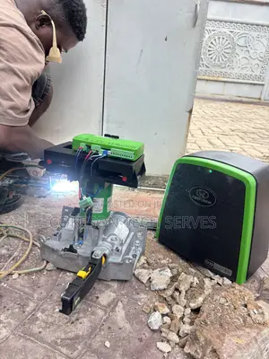 Heavy-Duty Warehouse Remote Control Sliding Gate Machine Installation