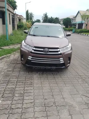 Toyota Highlander XLE 4x4 V6 (3.5L 6cyl 8A) 2018 Brown