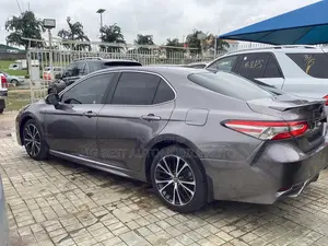 Toyota Camry SE (2.5L 4cyl 8A) 2019 Gray