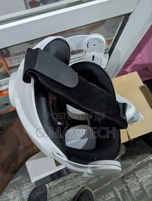 Neatly Used Oculus Quest 2 With Complete Accessories