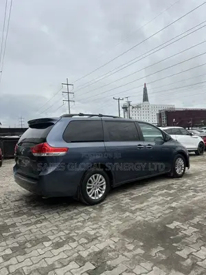 Toyota Sienna 2014 Blue