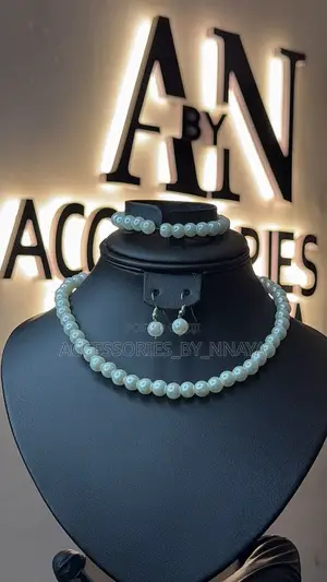 Medium Sized Pearl Necklace