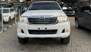 Toyota Hilux 2.5 D-4D 4X4 SRX 2011 White