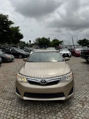 Toyota Camry LE 4dr Sedan (2.5L 4cyl 6A) 2013 Gold