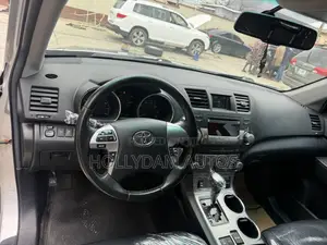 Toyota Highlander SE 3.5L 4WD 2013 Silver