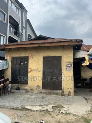 8bdrm Bungalow in Good Location, Idi Araba for sale