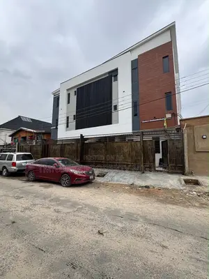 2bdrm Apartment in Surulere for sale