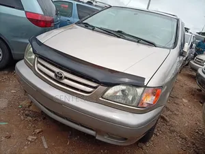 Toyota Sienna 2001 Gold