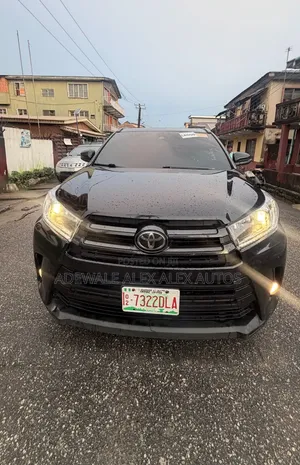 Toyota Highlander SE 4x4 V6 (3.5L 6cyl 8A) 2018 Black
